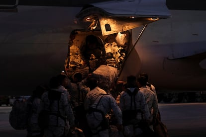 Miembros de la Guardia Nacional de México suben su equipaje a un avión con destino a la frontera norte tras el acuerdo de Claudia Sheinbaum y Donald Trump, en el Aeropuerto Internacional de Cancún, Quintana Roo.