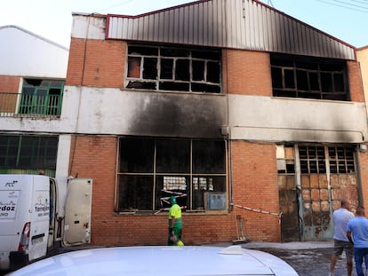 Vista de la nave industrial que se ha quemado esta madrugada en la localidad de Torrejón de Ardoz.