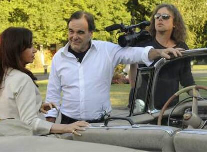Stone y Fernández charlan junto al Cadillac que perteneció a Juan Domingo Perón