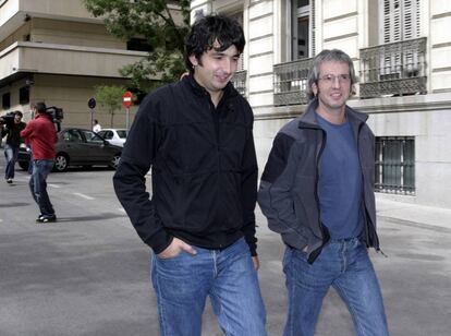 Joseba Zinkunegi (derecha) y Peio Gálvez, a la salida de la Audiencia Nacional tras declarar en 2005.