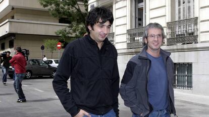 Joseba Zinkunegi (derecha) y Peio Gálvez, a la salida de la Audiencia Nacional tras declarar en 2005.