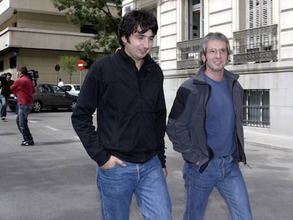 Joseba Zinkunegi (derecha) y Peio Gálvez, a la salida de la Audiencia Nacional tras declarar en 2005.