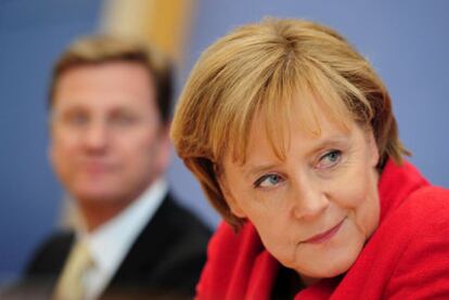 Angela Merkel junto a su ministro de Exteriores y vicecanciller, Guido Westerwelle, durante la conferencia de prensa, ayer en Berlín.