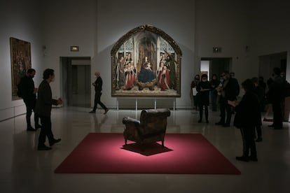 'Butaca' de Tàpies (1987) frente a la Virgen dels Consellers, de Lluís Dalmau.