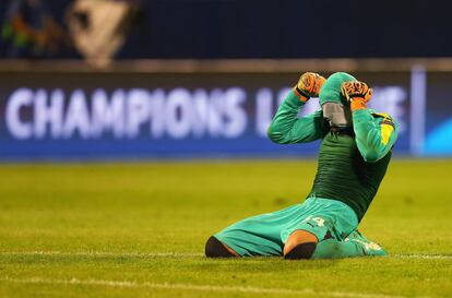 Eduardo portero del Dinamo Zagreb celebra uno de sus goles