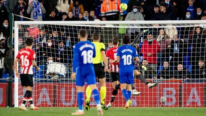 Unai Simón despeja un remate a bocajarro de Oliver, este lunes en el Coliséum de Getafe.