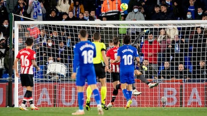 Unai Simón despeja un remate a bocajarro de Oliver, este lunes en el Coliséum de Getafe.