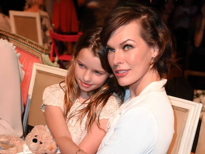 Milla Jovovich con su hija Ever Gabo Anderson, en un acto en Berlín de 2016.