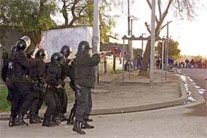 La policía dispersa a un grupo de personas en las afueras de Montevideo.