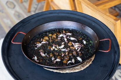 Paella negra con sepia y puntillitas.