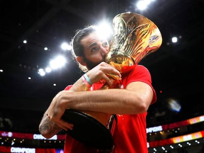 Ricky Rubio amb el trofeu de campions del món.