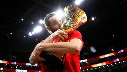 Ricky Rubio amb el trofeu de campions del món.