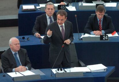 El presidente español, durante el debate en el PE, junto al ministro de Asuntos Exteriores español, Miguel Ángel Moratinos, a la izquierda y el secretario de Estado para la Unión Europea, Diego López Garrido, en segundo plano.