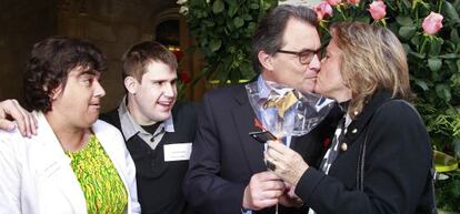 Artur Mas y su esposa, Helena Rakosnik.