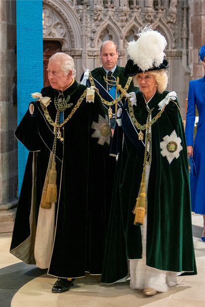 La túnica, la estrella y el cuello que ha llevado la reina Camila pertenecieron a Isabel II. Debajo de la túnica que ha vestido por primera vez, llevaba un vestido de Bruce Oldfield, su diseñador de confianza y que ya la vistió para la coronación del pasado mayo. 