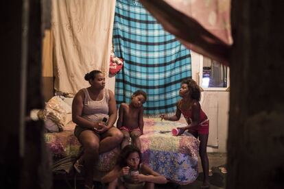 Luciana Bastos ve la televisión con sus hijas en una habitación del edificio del Instituto Brasileño de Geografía y Estadística, ocupado ahora por cientos de personas que no pueden pagar un alquiler.