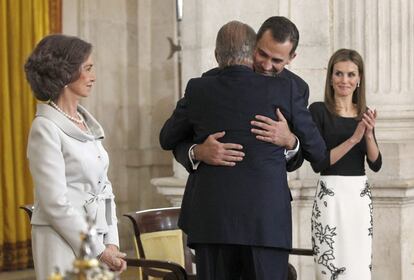 El Rey Juan Carlos I saluda al Príncipe de Asturias, en presencia de la Reina Sofía y de la Princesa Letizia.