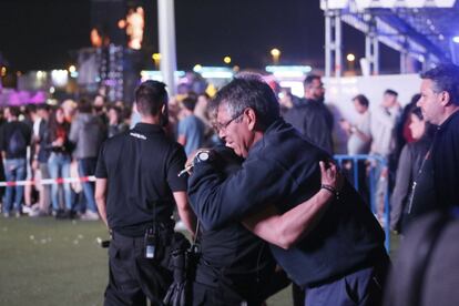 Dos personas se abrazan momentos después del accidente del artista Pedro Aunión Monroy.