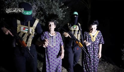 Yocheved Lifshitz y Nurit Yitzhak, retenidas por Hamás, liberadas por militares del brazo armado de la milicia el 23 de octubre de 2023.
