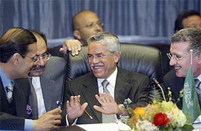 El ministro saudí del Petróleo, Alí al Naimi (en el centro), conversa con sus colaboradores durante la cumbre de ayer.