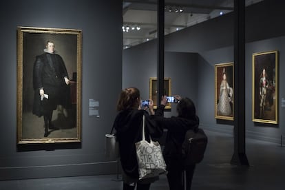 En 1623, Velázquez viajó a la corte y entró a trabajar al servicio del rey Felipe IV, que tenía entonces dieciocho años. Unos meses después realizó este retrato, que retocó hacia 1628 modificando la postura de las piernas, reduciendo el vuelo de la capa y, sobre todo, actualizando la edad del monarca. En una corte que para legitimarse reivindicaba la austeridad y el control frente al derroche y la corrupción atribuidos al reinado de Felipe III, Velázquez construye una imagen acorde con esos ideales, con una gran economía de medios y subrayando las responsabilidades del rey mediante símbolos que aluden a sus obligaciones burocráticas (el papel o memorial), a la defensa de su reino (la espada) y a la administración de la justicia (la mesa y el sombrero de copa).
