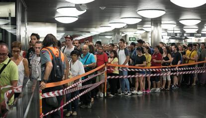 Control del acceso a los andenes en la estaci&oacute;n de La Sagrera, ayer, durante la huelga de metro