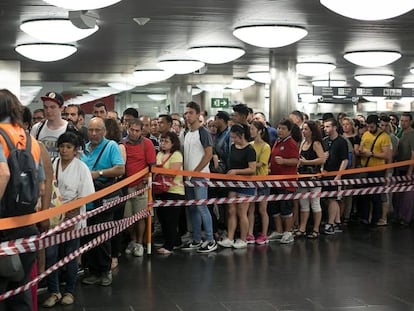 Control del acceso a los andenes en la estaci&oacute;n de La Sagrera, ayer, durante la huelga de metro