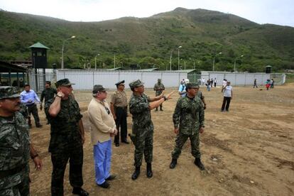 El ministro de Defensa peruano (centro) inaugura una base en octubre