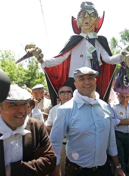 Acompañando a los candidatos en todo momento, miembros del colectivo anti-parquímetros, que han acudido con el muñeco <i>Ruiz-Vampirón</i> y una calavera que lucía el cartel <i>Espe-culación.</i>