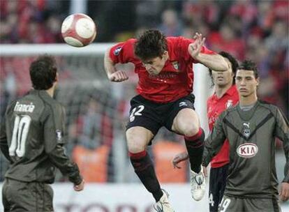 Iñaki Muñoz cabecea un balón durante el partido