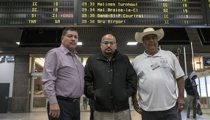 Indalecio Benítez (con sombrero), junto a Raymundo Ramos, defensor de derechos humanos, y Juan Carlos Trujillo, familiar de desaparecidos, en Bruselas.