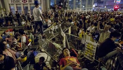 Un grupo de manifestantes duerme junto a una barricada en la zona de Mong Kok, en Hong Kong. 