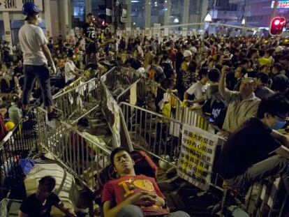 Un grupo de manifestantes duerme junto a una barricada en la zona de Mong Kok, en Hong Kong. 