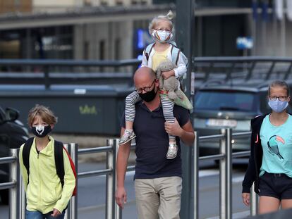 Miembros de una familia pasean junto a las instituciones europeas en septiembre.