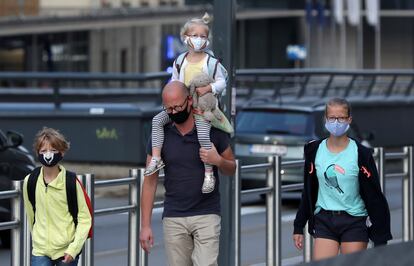 Miembros de una familia pasean junto a las instituciones europeas en septiembre.