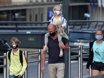 Miembros de una familia pasean junto a las instituciones europeas en septiembre.