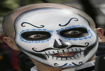 Un hombre disfrazada durante el desfile de este sábado de Día de Muertos
