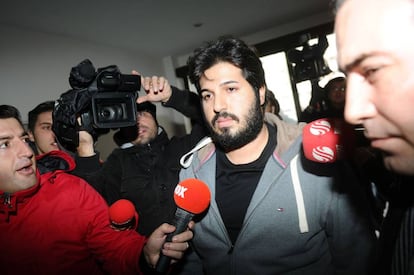 Foto de archivo de diciembre de 2013 que muestra al empresario iraní Reza Zarrab llegando a una comisaría de policía tras ser acusado de corromper a varios ministros.