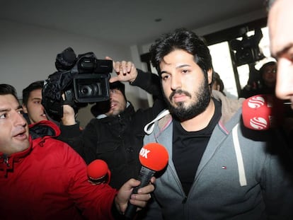 Foto de archivo de diciembre de 2013 que muestra al empresario iran&iacute; Reza Zarrab llegando a una comisar&iacute;a de polic&iacute;a tras ser acusado de corromper a varios ministros. 