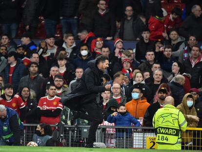 Diego Pablo Simeone corre por la banda de Old Trafford tras clasificar al Atlético a cuartos de final de la Champions.