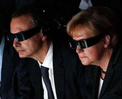 Zapatero y la cancilleer alemana, Angela Merkel, siguen una grabación en 3-D durante la inauguración del CeBit en Hanover.