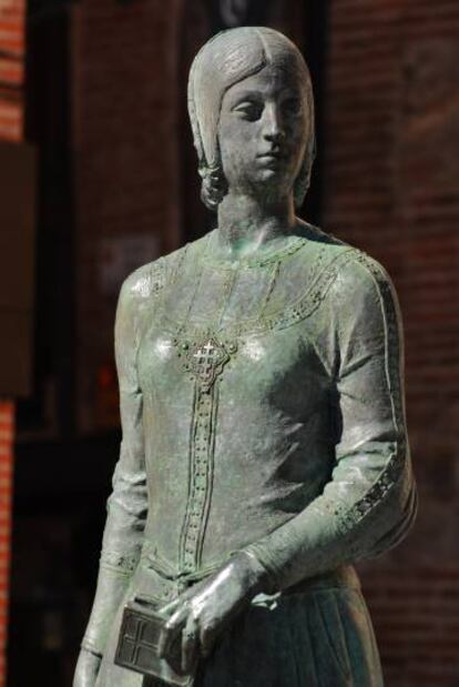 Estatua de Isabel la Católica en Arévalo.