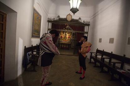 Momentos de concentración del diestro en la capilla de la plaza antes de enfrentarse a los astados.