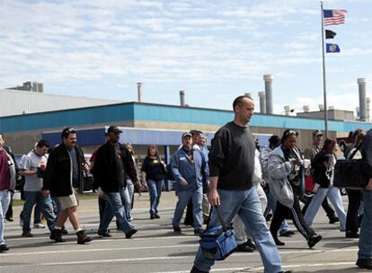 Trabajadores de Chrysler, ayer a la salida de una reunión de la asamblea del principal sindicato, en la planta de Warren, Michigan