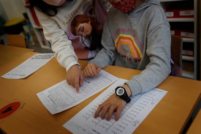 Niños aprenden matemáticas en una escuela pública de Terrassa.