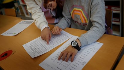 Niños aprenden matemáticas en una escuela pública de Terrassa.