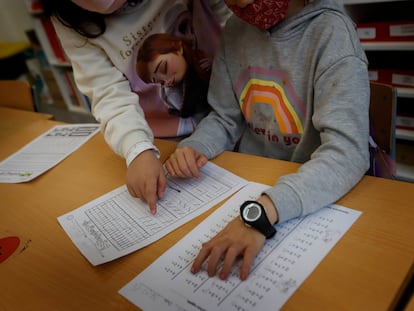Dos menores estudian Matemáticas en un colegio de Terrassa (Barcelona).