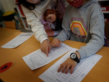 Niños aprenden matemáticas en una escuela pública de Terrassa.