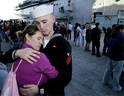 Un marinero estadounidense se despide de su esposa antes de zarpar hacia el golfo Pérsico ayer en San Diego.