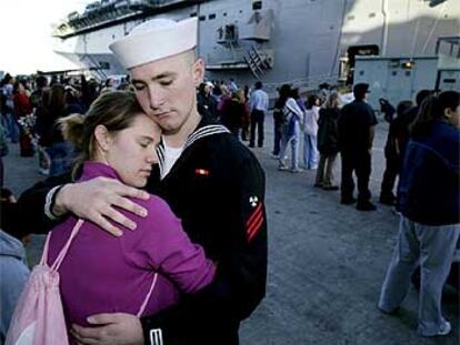 Un marinero estadounidense se despide de su esposa antes de zarpar hacia el golfo Pérsico ayer en San Diego.